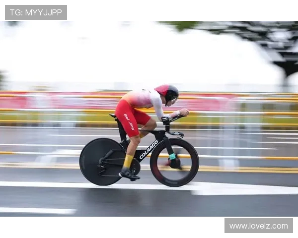 自行车选手比赛中的速度巅峰